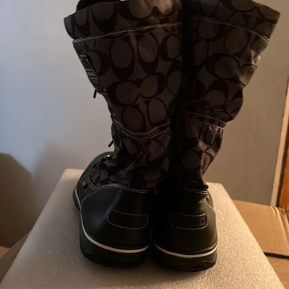 COACH BOOTS SIZE 8 women’s pre worn twice with a small scratch on the right boot - Picture 6 of 6